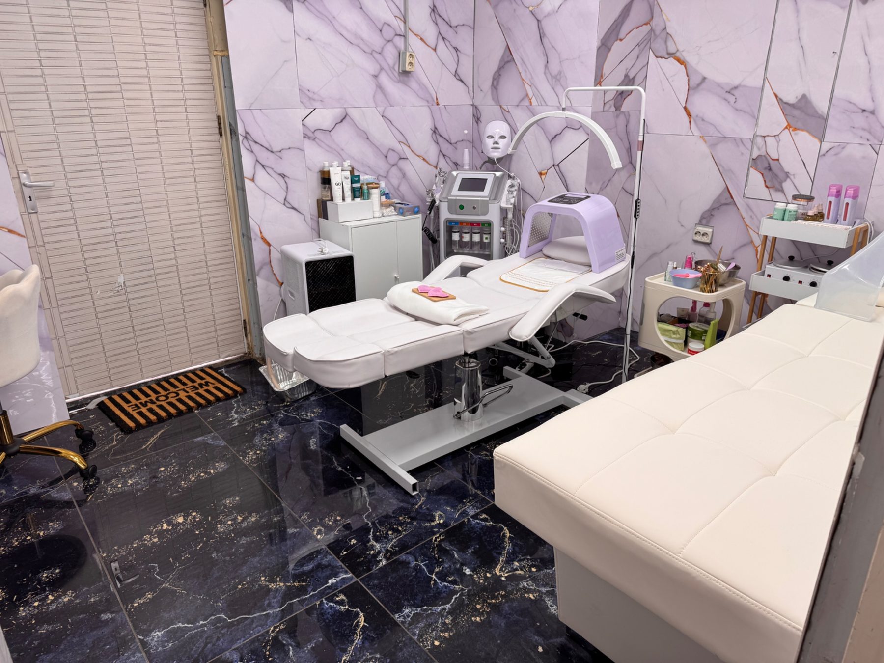 Behandelruimte voor huidtherapie met behandelstoel en apparatuur