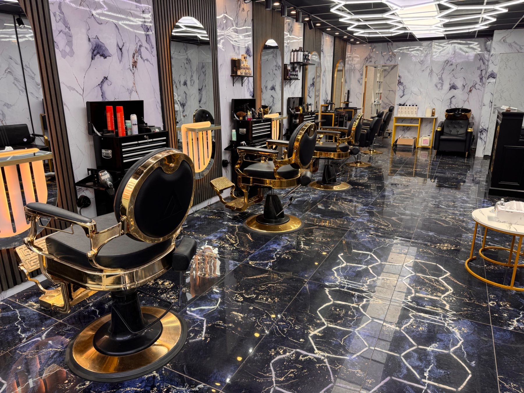 Rij gouden kappersstoelen in de salon